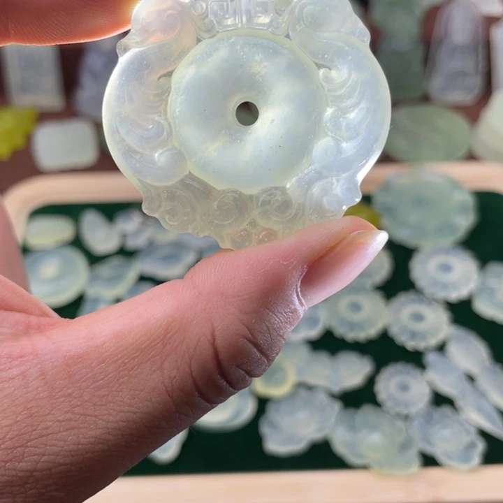 未镶嵌蛇纹石玉颈饰