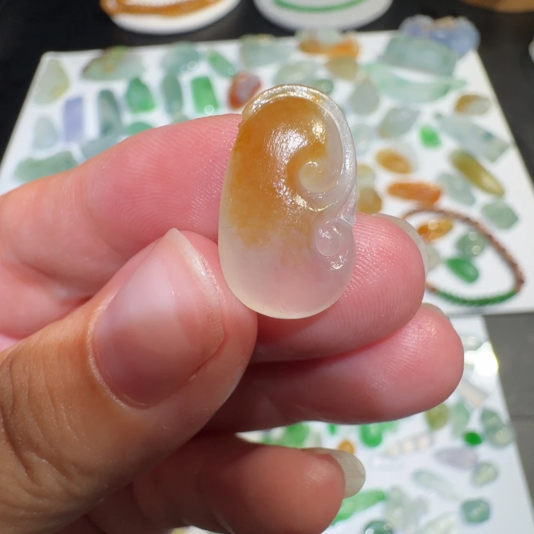 定制翡翠未镶嵌冰黄翡如意