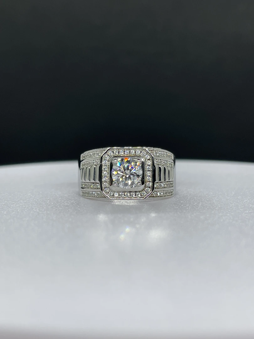 925银莫桑石戒指 商务/OL通用男 镶嵌婚戒男士-车轮男戒1克拉