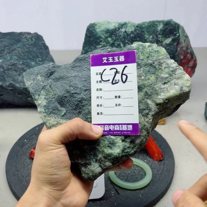 牛***娃蛇纹石玉未镶嵌岫玉
