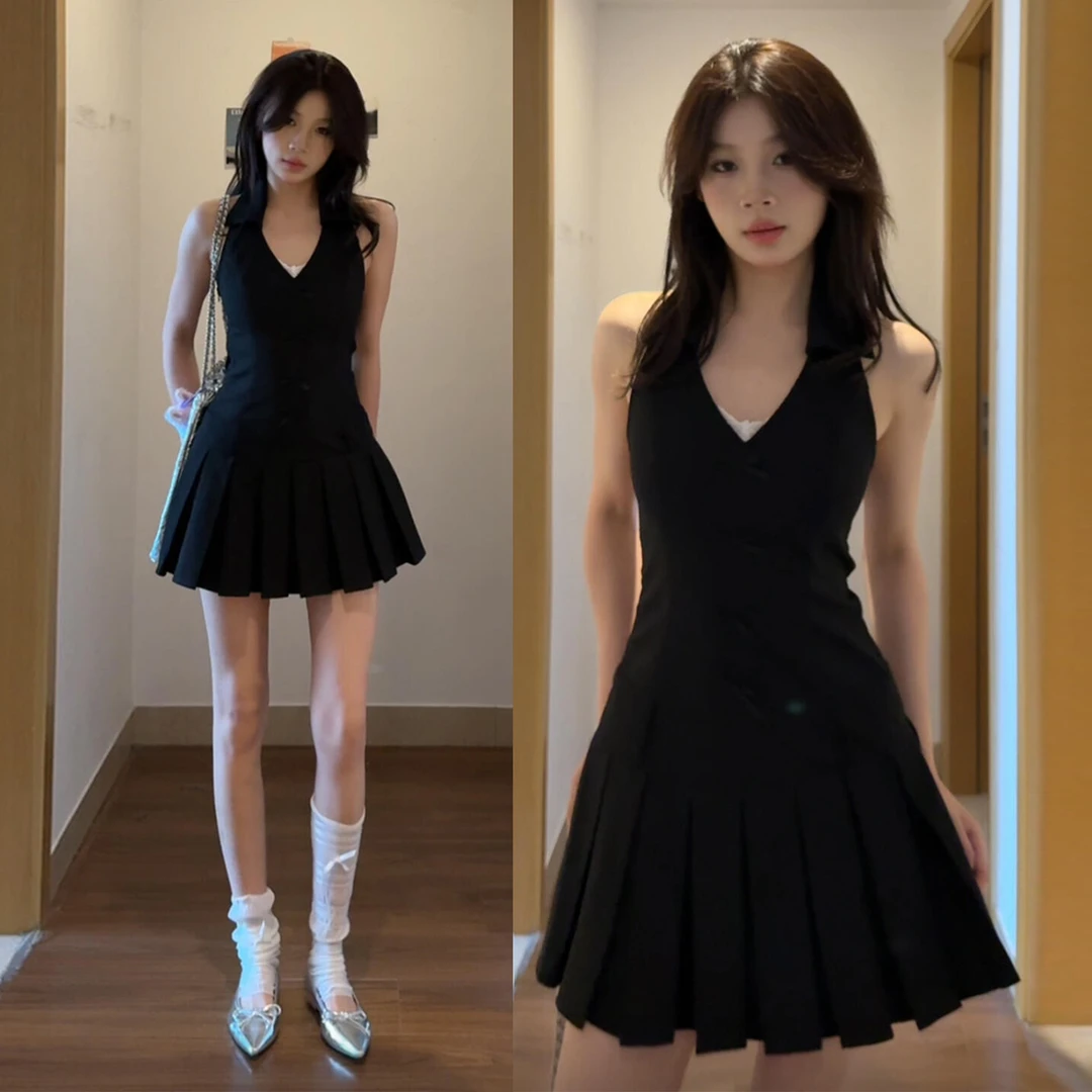 辣妹露肩黑色v领挂脖连衣裙子女夏季2025新款小个子收腰百褶短裙