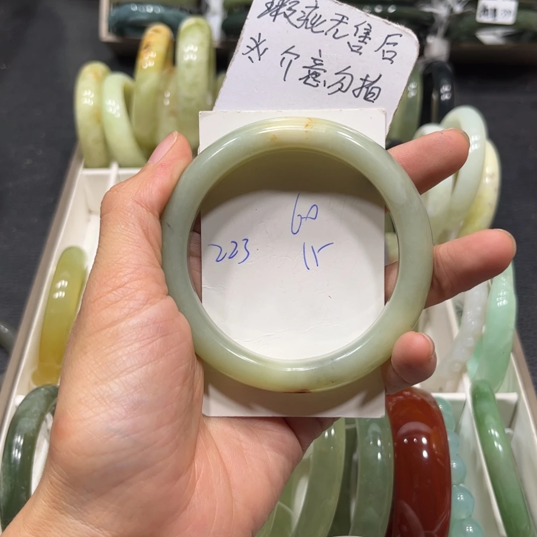 蛇纹石玉未镶嵌手镯