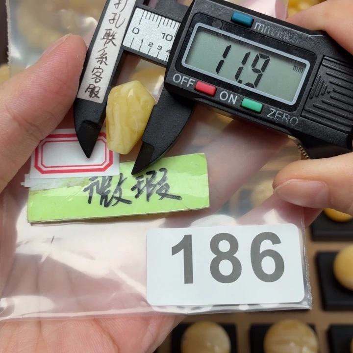 L***s未镶嵌琥珀裸石蜜蜡