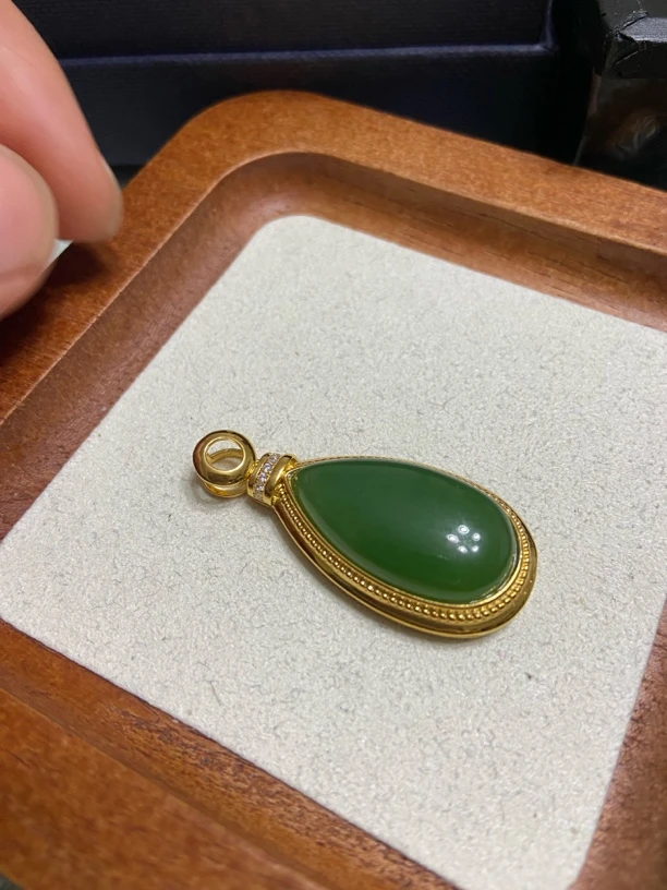 925银镶嵌碧玉大水滴吊坠，25*13裸石