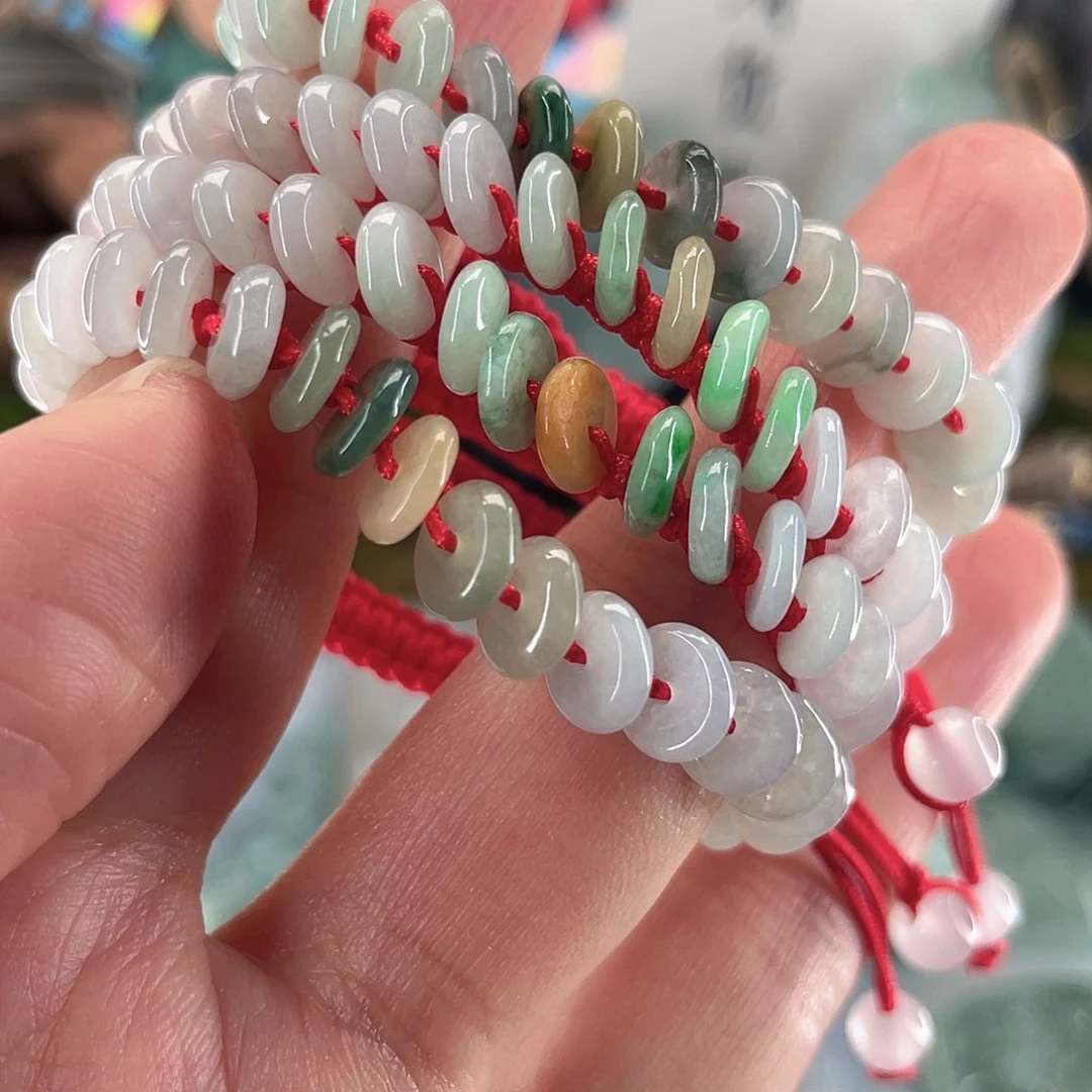 翡翠未镶嵌颈饰多样性发其中一件