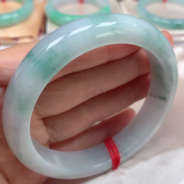 翡翠手镯未镶嵌冰胶蓝花