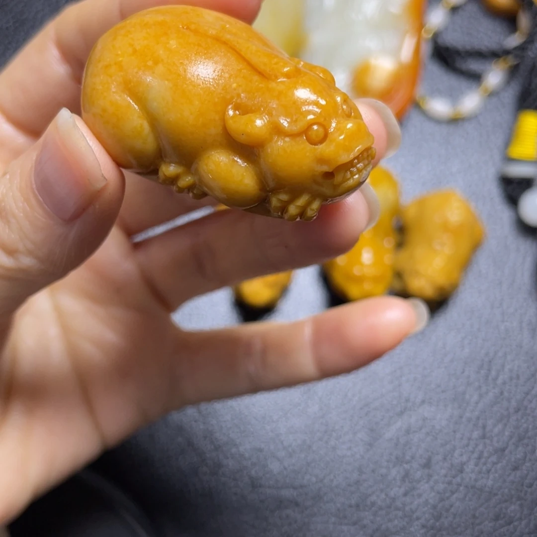 鑫***友和田玉未镶嵌颈饰