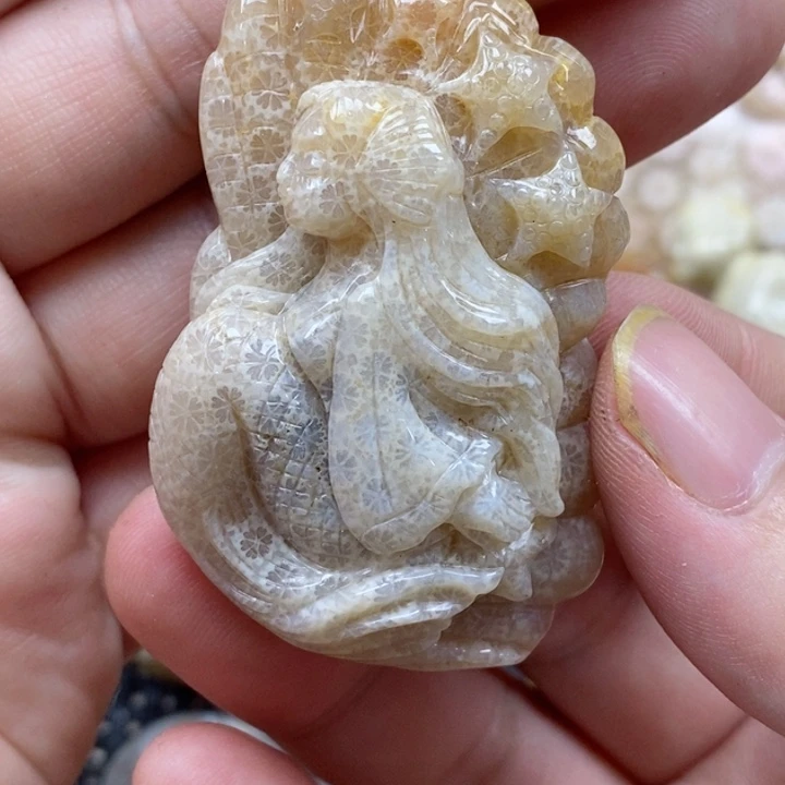 颈饰未镶嵌硅化珊瑚（珊瑚玉）有瑕