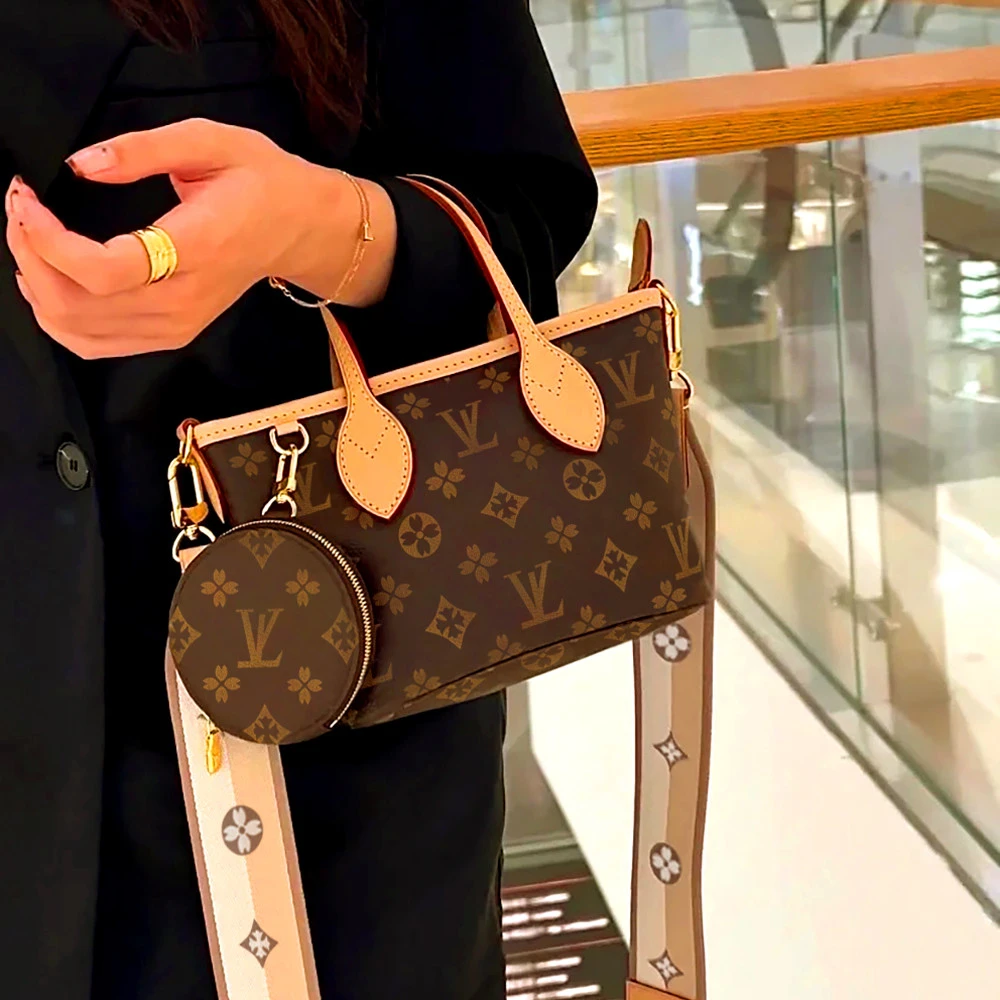 香港轻奢包包2025新款老花女包购物袋单肩斜挎托特小包菜篮子母包