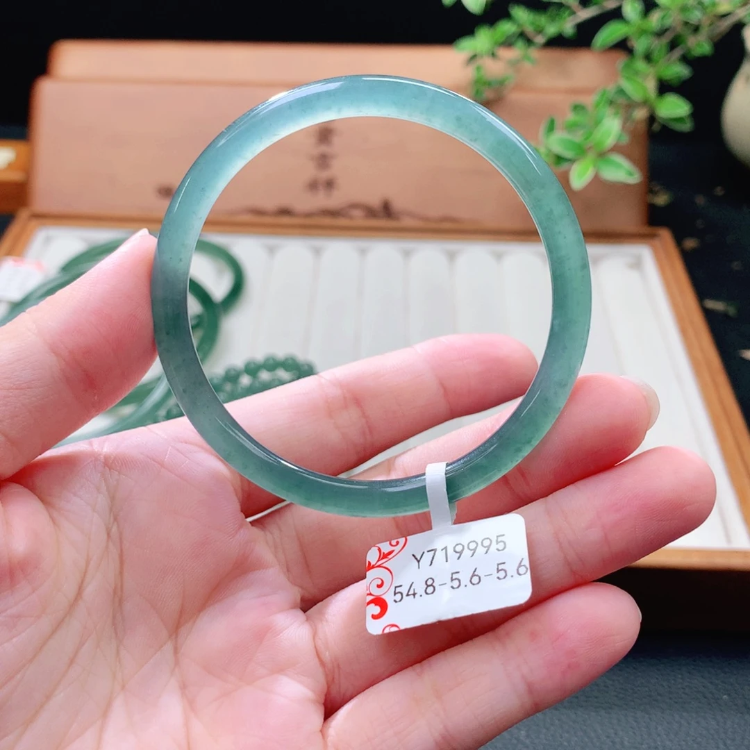 翡翠未镶嵌手镯（圆镯）