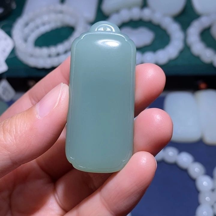 和田玉颈饰未镶嵌粉青无事牌