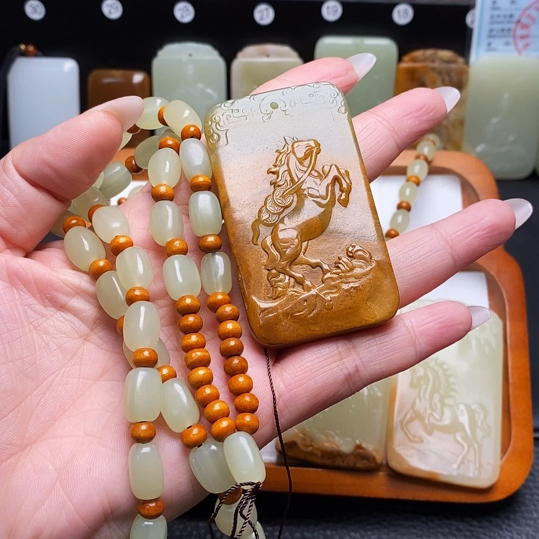 新疆昆仑山料生肖马