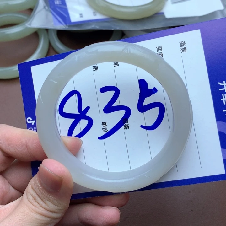 6***8和田玉未镶嵌手镯