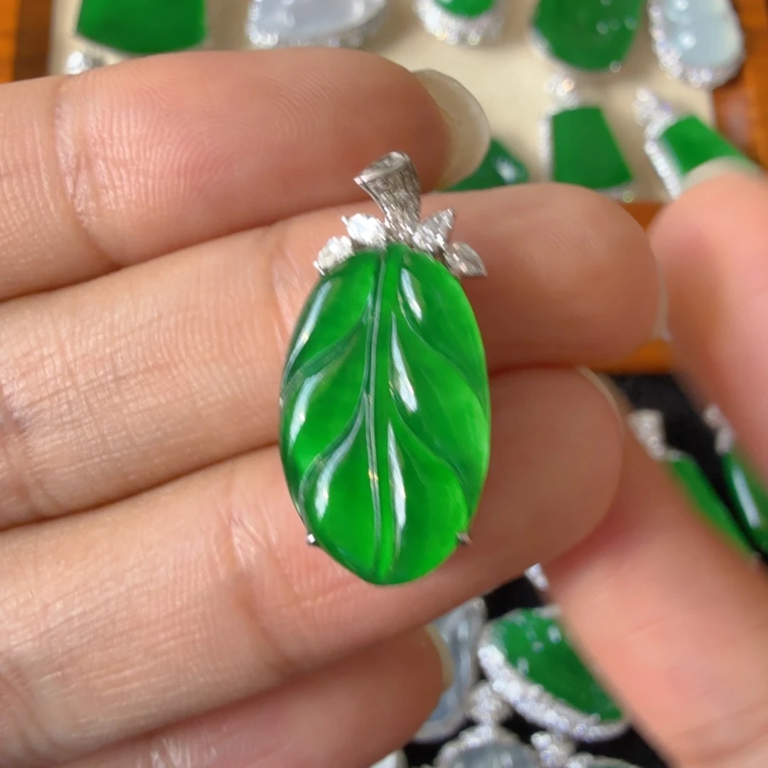 翡翠18K金镶嵌颈饰吊坠