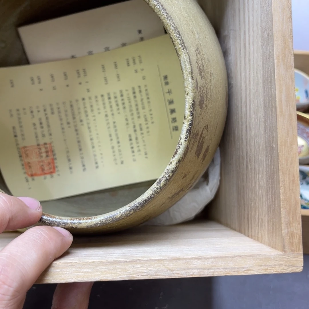 *****瓷片密密麻麻地铺满一