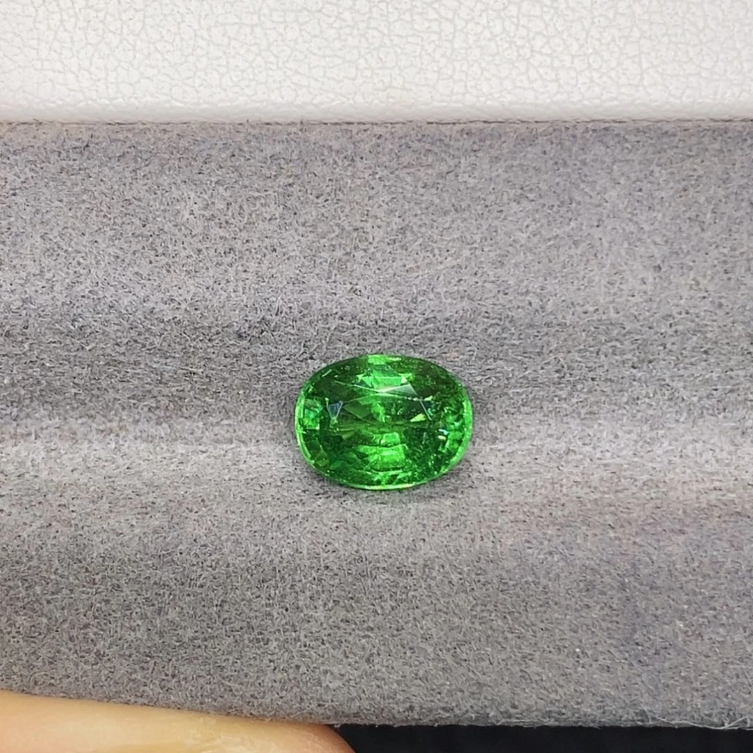 未镶嵌石榴石2.55克拉天然玻璃体满火彩沙弗莱