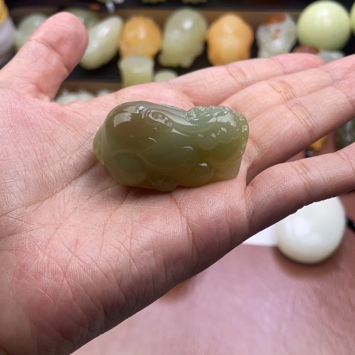 小***奶石材天然古青石手把件