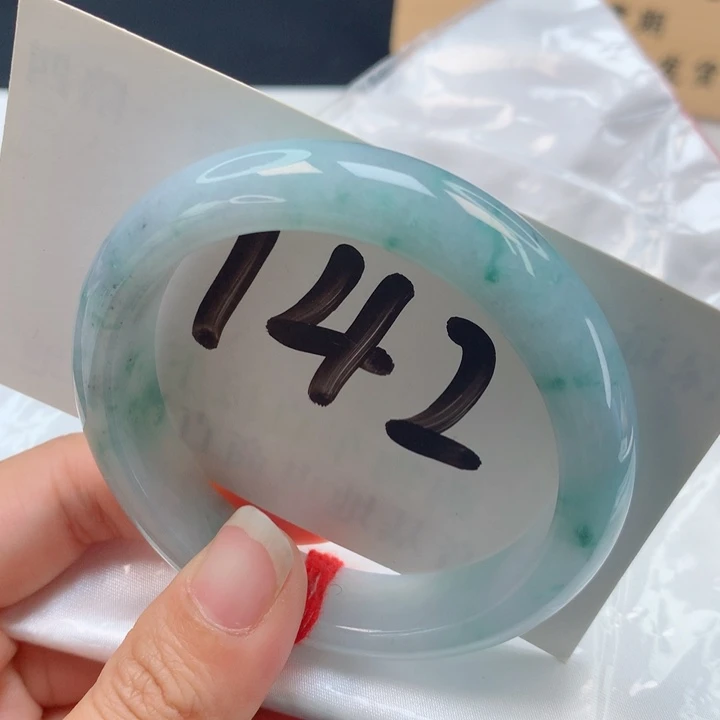 翡翠手镯未镶嵌飘花