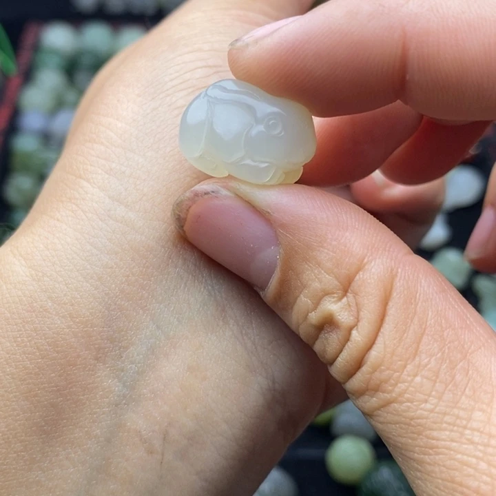 湫***。和田玉未镶嵌颈饰