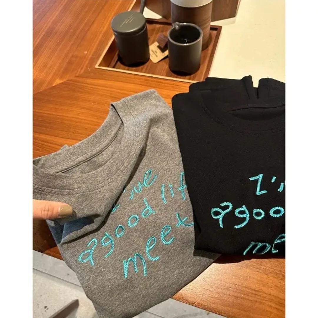 精致“辫子绣”字母圆领正肩休闲百搭短袖T恤灰黑 SLYLY078