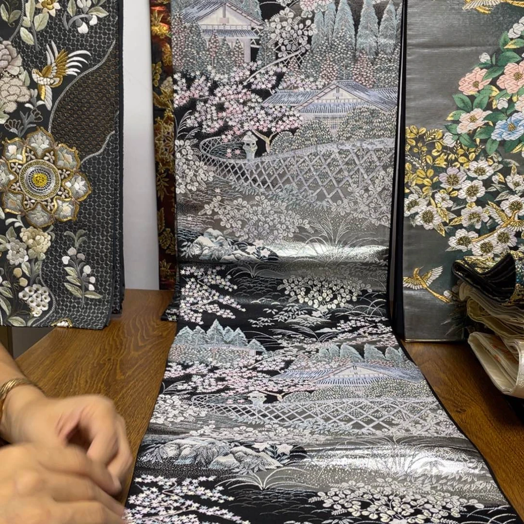 织绣织锦缎。织锦，