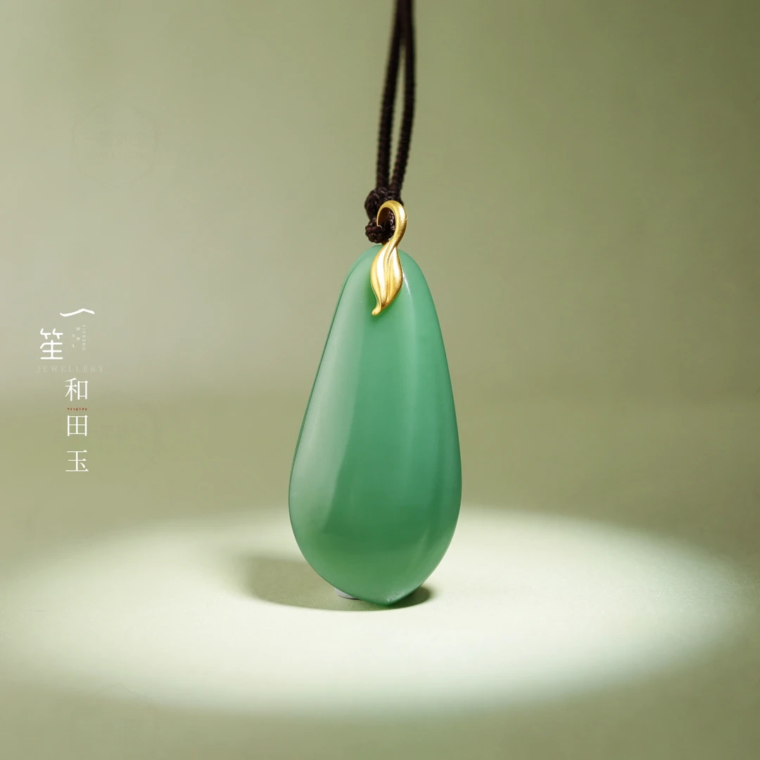 【一笙珠宝】天然和田玉粉绿随形吊坠18k金镶嵌 YS20598