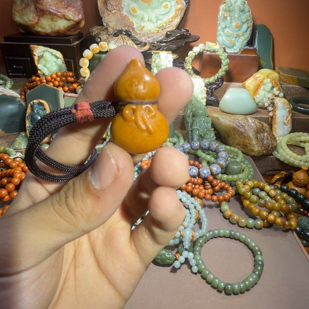 透闪石质玉葫芦未镶嵌