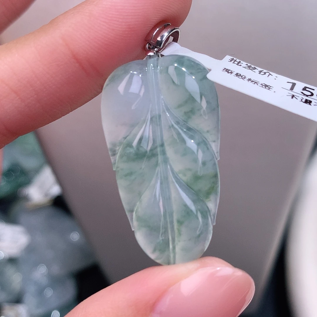 颈饰18K金镶嵌翡翠飘花冰叶子