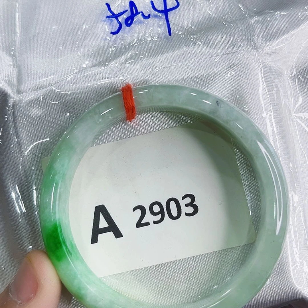 翡翠手镯未镶嵌微瑕