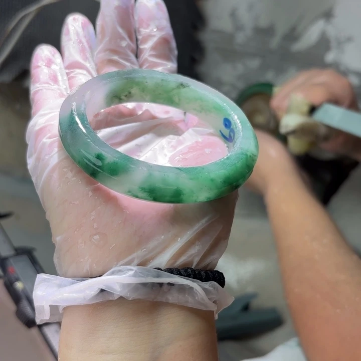 小***蔓未镶嵌手镯石英质玉（非洲翠）定制