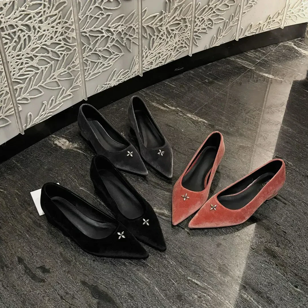 2025新款「珠光丝绒尖头星饰单鞋｜优雅步履间绽放轻奢摩登魅力」