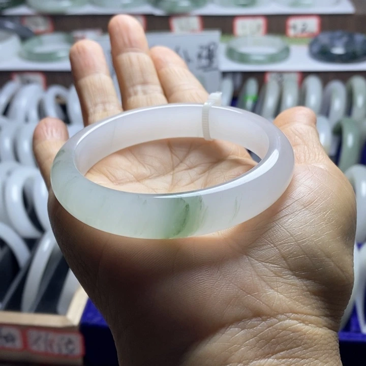 未镶嵌手镯石英质玉（天山翠）