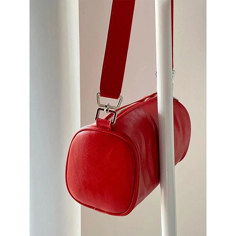 红色包包秋季2025新款潮时尚复古小众波士顿枕头包百搭ins斜挎包