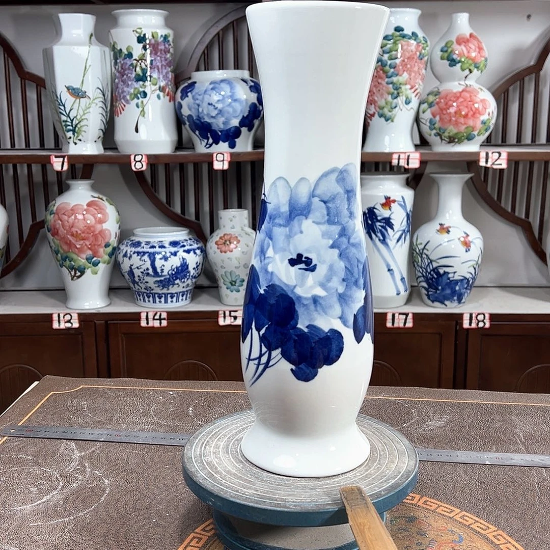 摆件景德镇陶瓷蛮青牡
