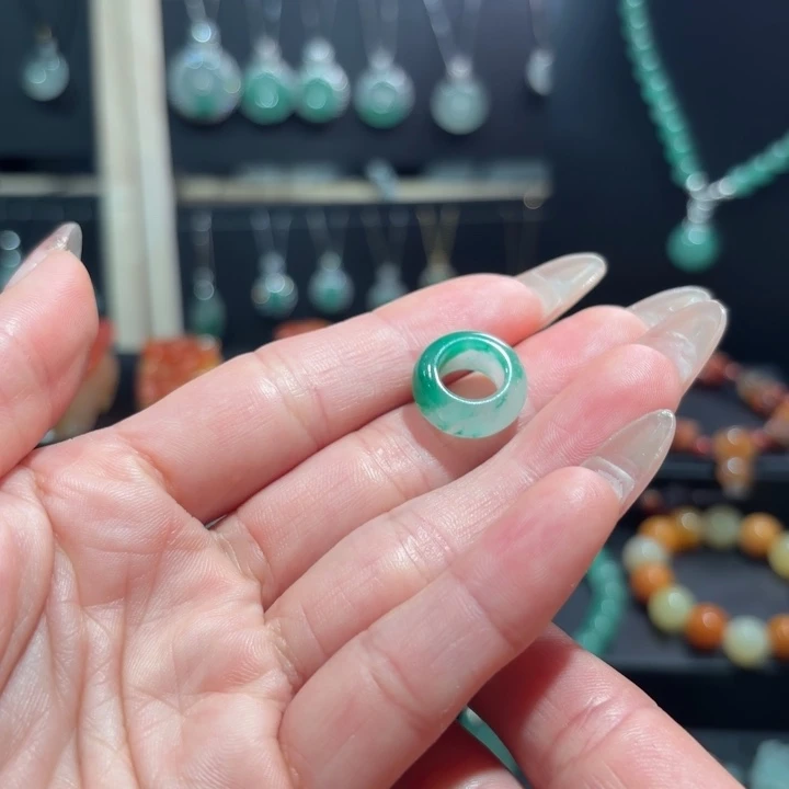 石英质玉（非洲翠）未镶嵌颈饰