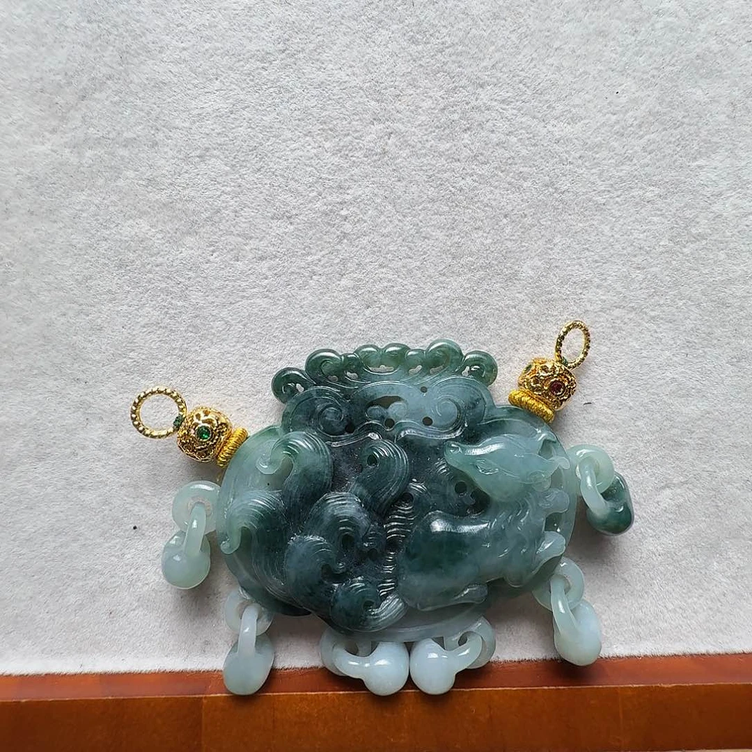 翡翠未镶嵌吊坠(赠链)