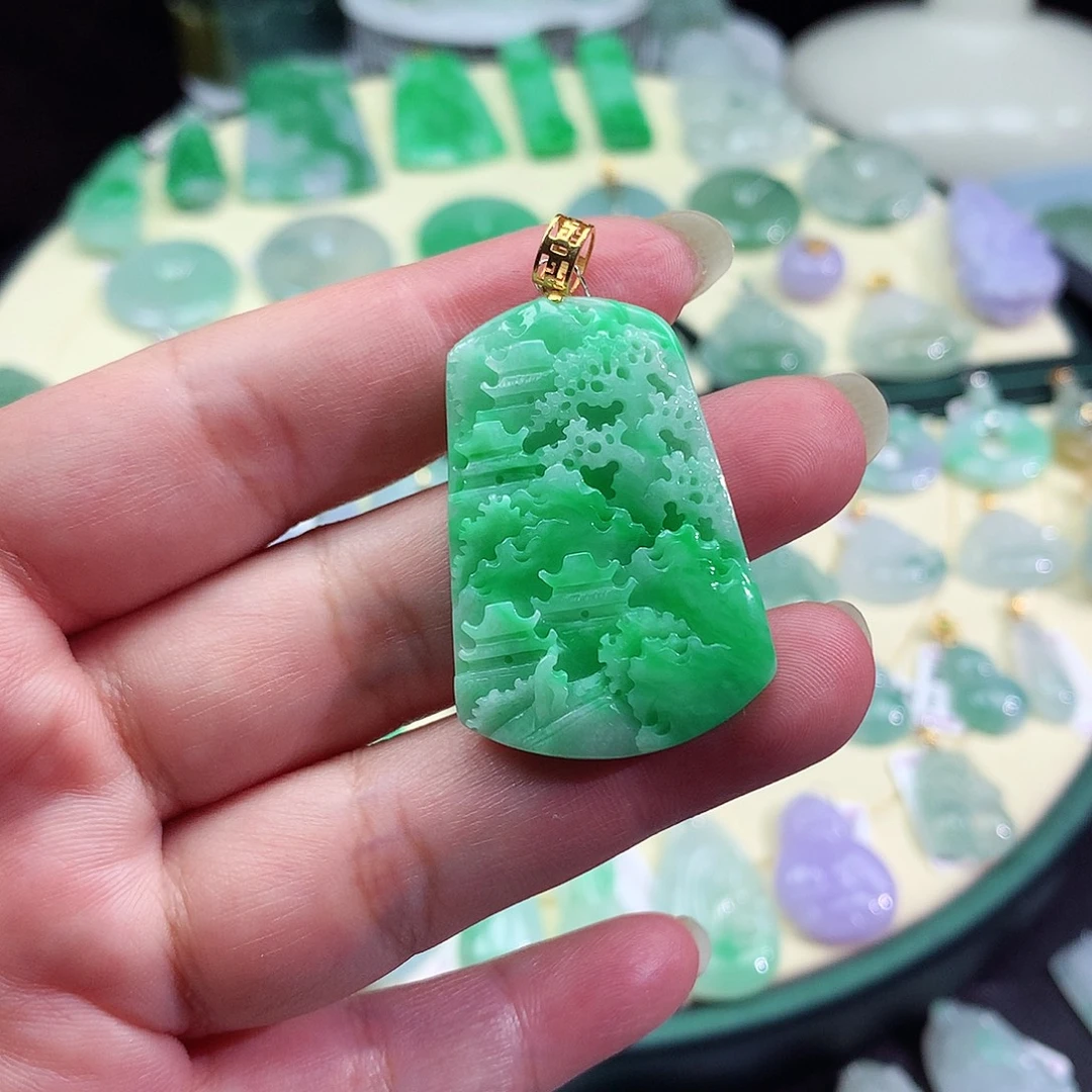 翡翠18K金镶嵌颈饰山水牌