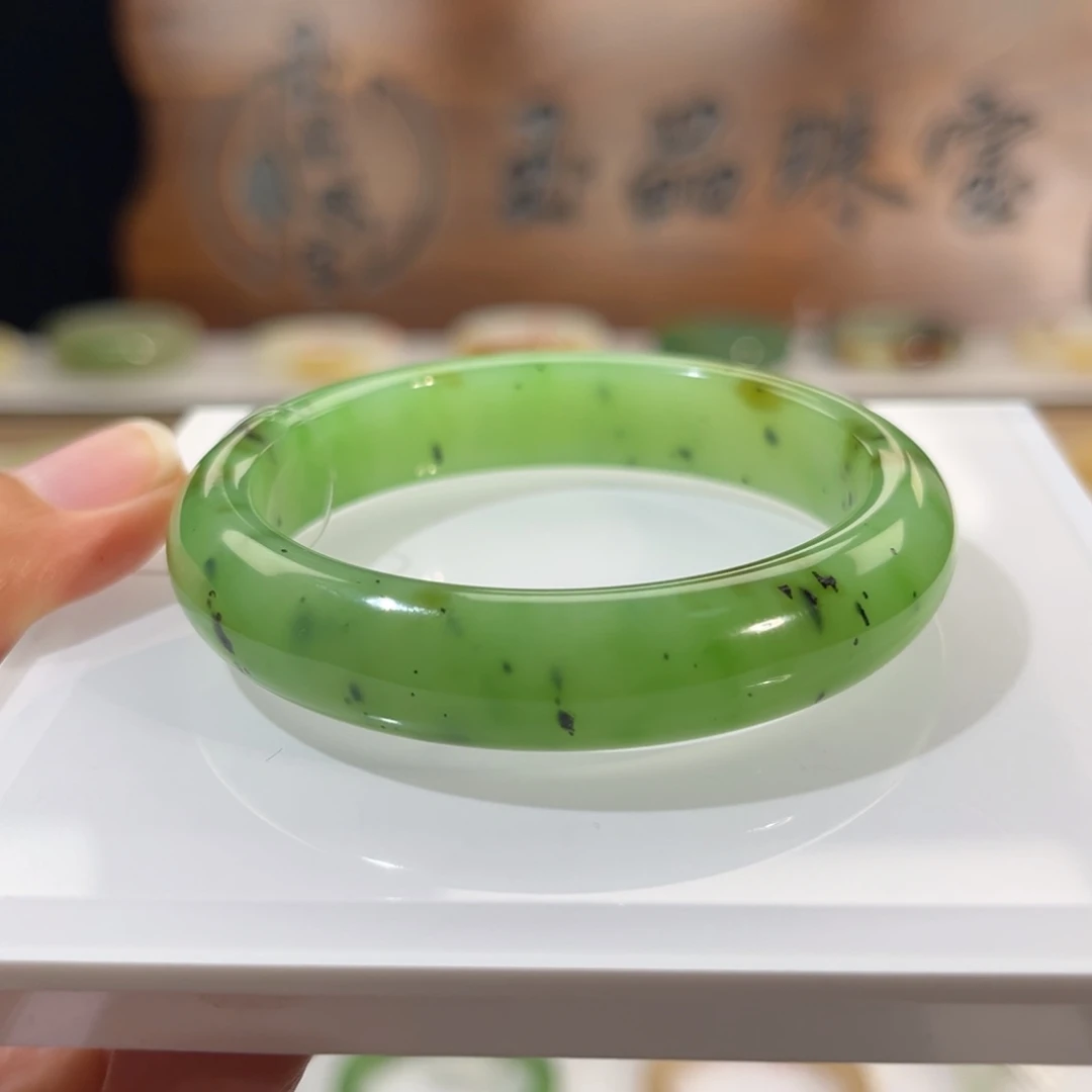 和田玉未镶嵌手镯乌兰海苹果绿