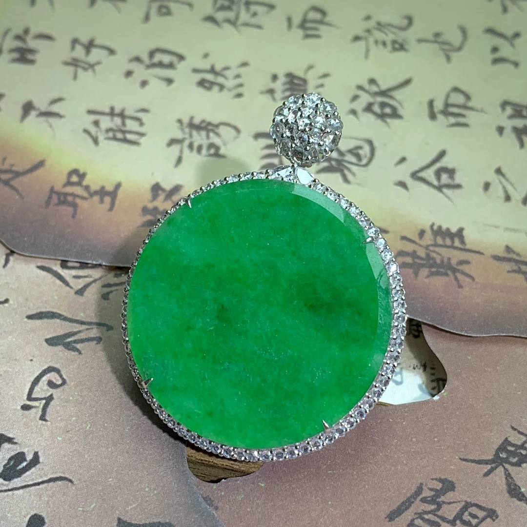 飘阳绿圆牌吊坠 精致18K镶嵌 四会天然缅甸正宗翡翠 翡翠圆牌玉坠