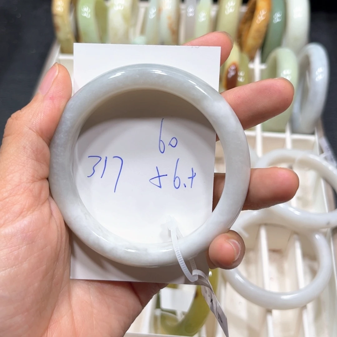 和田玉手镯未镶嵌微瑕