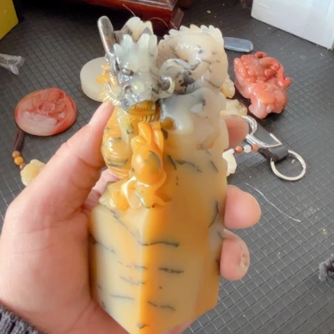 石英质玉（黄龙玉）颈饰未镶嵌龙玺摆件