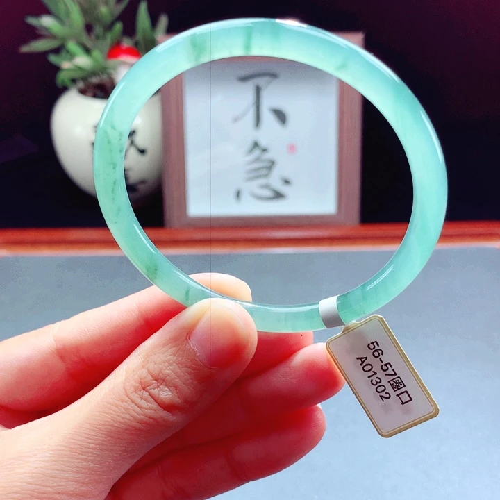未镶嵌手镯翡翠圆镯