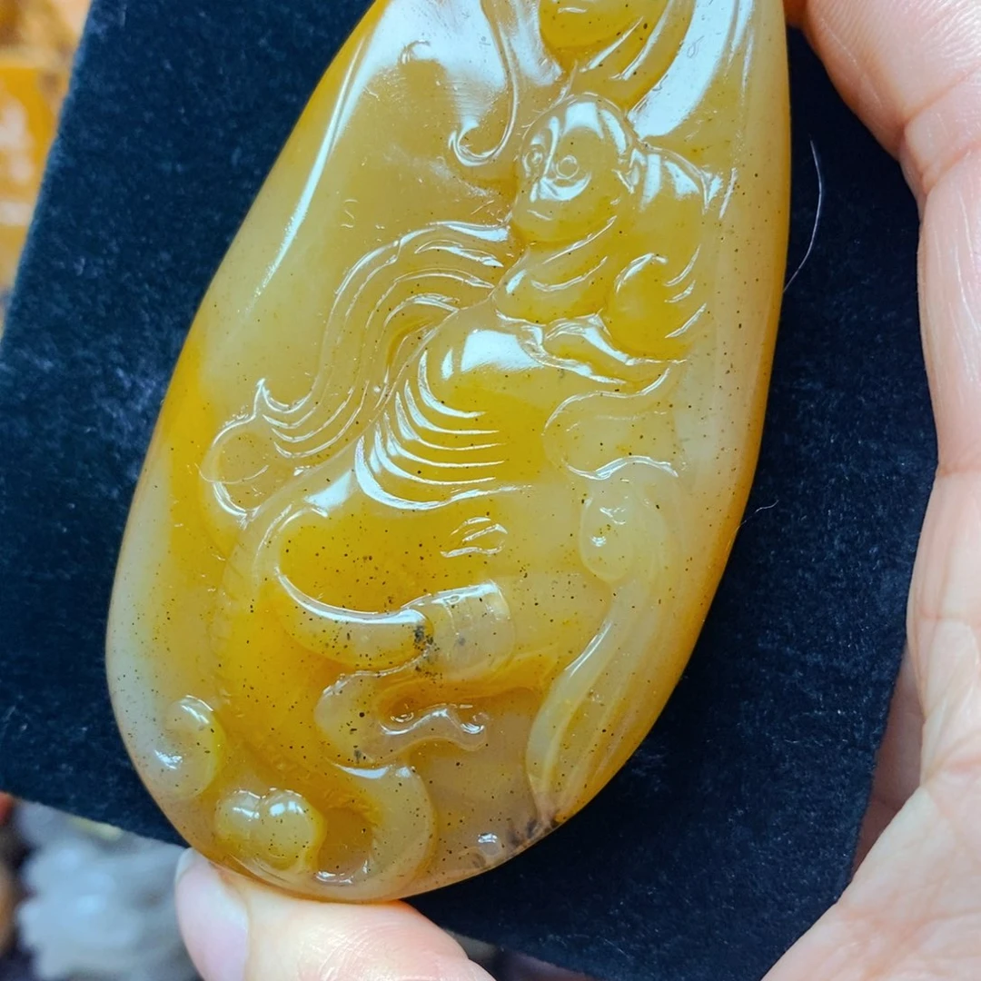未镶嵌石英质玉（黄龙玉）颈饰