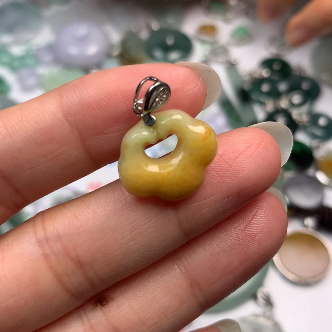 五***。翡翠未镶嵌颈饰翡翠