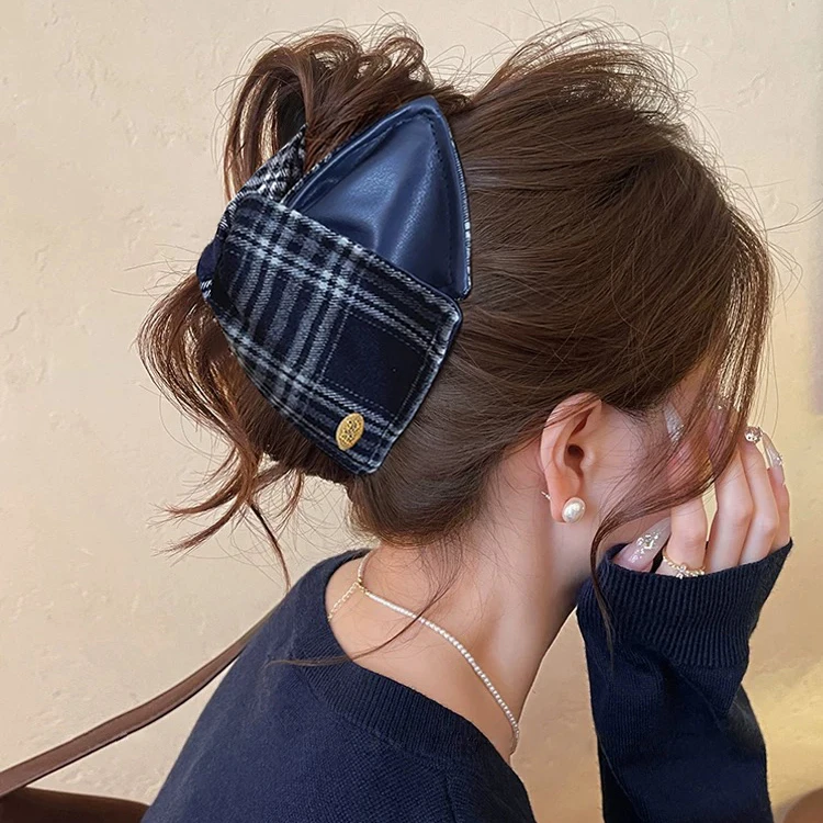 皮质格纹蓝色三角抓夹女高级感鲨鱼夹2025新款独特漂亮发夹发饰秋
