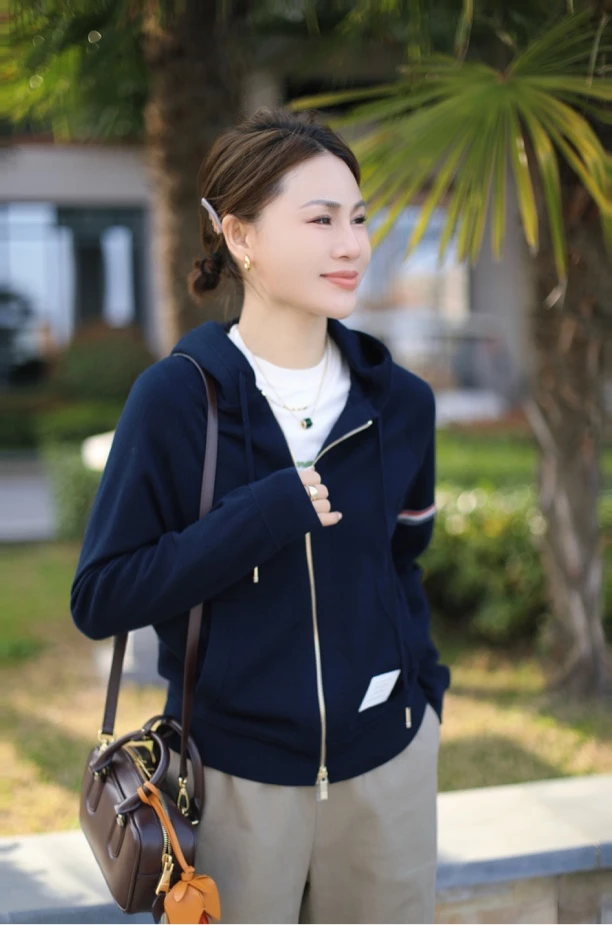 【荣姐精选】极简艺术连帽贴标开衫