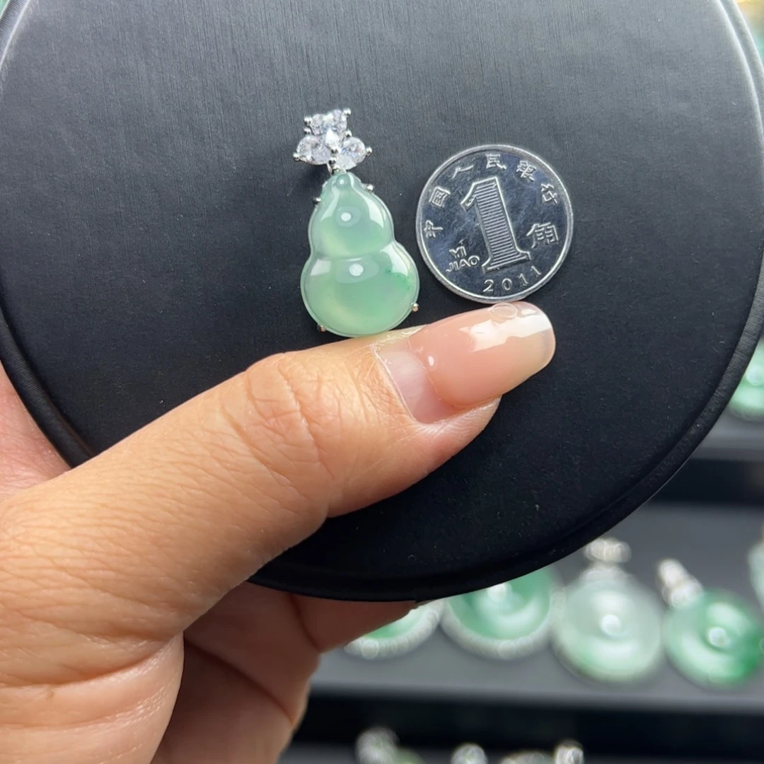 石英质玉（非洲翠）未镶嵌颈饰