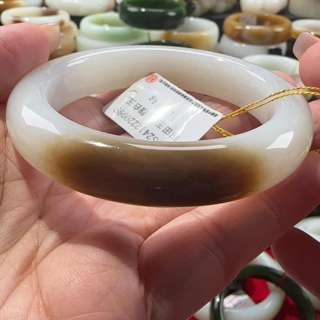 和田玉手镯未镶嵌忘*记