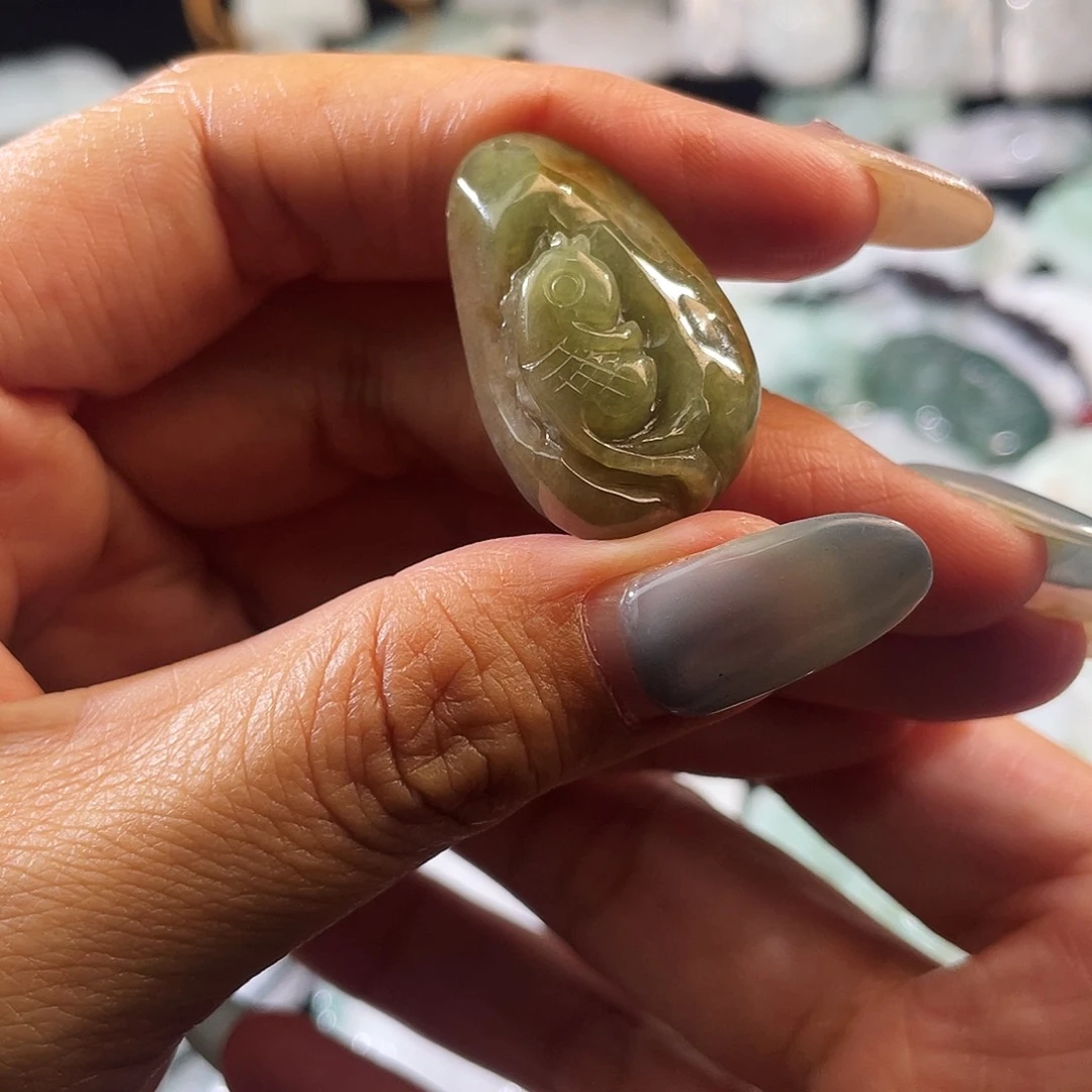 翡翠未镶嵌颈饰鱼牌