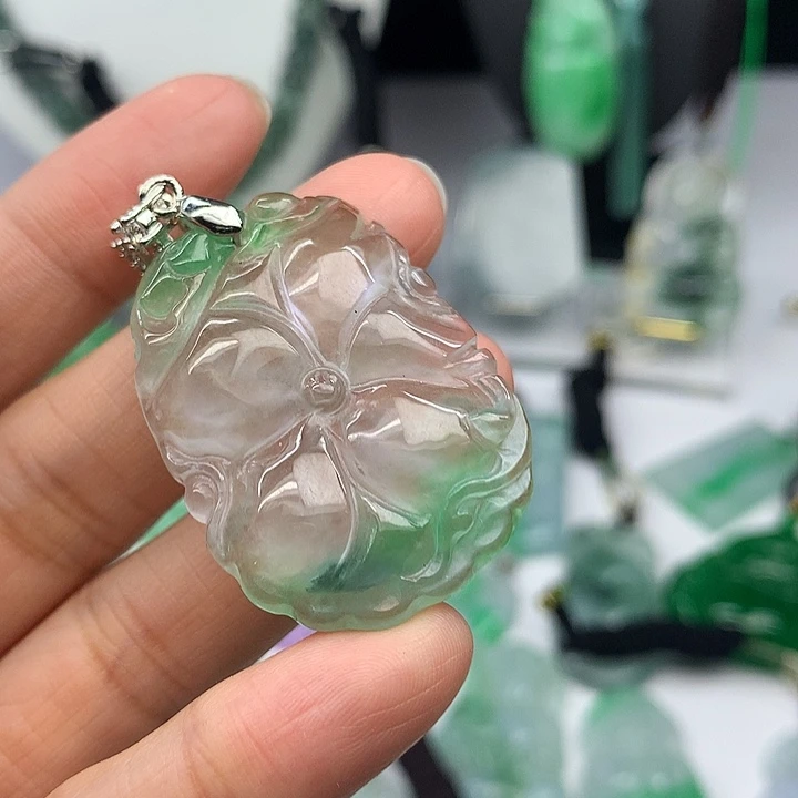 翡翠未镶嵌吊坠(赠链)